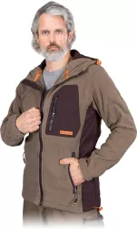 Bluza ochronna z polaru w kolorze oliwkowym, z kontrastującymi ciemnobrązowymi wstawkami. Posiada kaptur, zewnętrzne kieszenie zapinane na zamek oraz dodatkowe szczegóły w kolorze pomarańczowym.