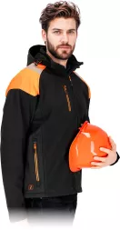 Męska kurtka softshell WIND z regulowanym kapturem, membraną TPU, odblaskowymi elementami i kieszeniami na zamek. Kolor czarno-pomarańczowy. Przeznaczona do ochrony w trudnych warunkach.
