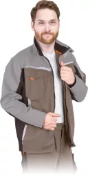 Bluza ochronna w kolorach szarym i brązowym, ma wielokolorowe wstawki i kilka kieszeni. Zapinana na zamek, z kołnierzem stójkowym i długimi rękawami.
