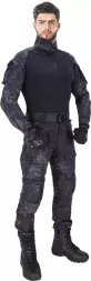 Ubranie taktyczne Tactical Guard PROTECT w czarnym moro urban, składa się z bluzy z zamkiem i spodni do pasa z wieloma kieszeniami i wzmocnieniami na kolanach. Materiał odporny, dopasowany krój.