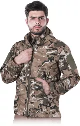 Męska kurtka taktyczna Tactical Guard typu softshell z membraną, w kamuflażu MOSS. Wyposażona w zamek i kieszenie oraz panele na rzepy na rękawach i klatce piersiowej.