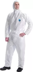 Kombinezon ochronny TYVEK®400 Dual, kolor biały, zintegrowany kaptur, zapięcie na zamek, elastyczne mankiety na nadgarstkach i kostkach.