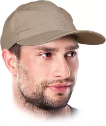 Beżowa czapka z daszkiem Tactical Guard CAP, o prostym, taktycznym kroju, wykonana z jednorodnego materiału, z regulacją z tyłu.