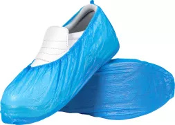 Foliowe ochraniacze na obuwie CPE, niebieskie, 100 sztuk. Chronią buty przed zabrudzeniem i wilgocią, wykonane z cienkiego, elastycznego materiału. Przeznaczone do jednorazowego użytku.