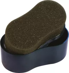 Czyścik do obuwia z gąbką, w ergonomicznej, czarnej plastikowej obudowie. Gąbka jest ciemna, o chropowatej strukturze, przeznaczona do szybkiego czyszczenia butów.