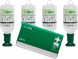 Zestaw do przemywania oczu Plum Eyewash, zawiera 4 butelki po 500 ml roztworu soli fizjologicznej 0,9% NaCl, przeznaczony do szybkiego płukania oczu. Opakowanie zielone z oznaczeniami medycznymi.
