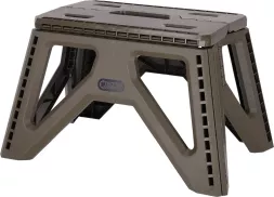 Składany stołek Tactical Guard FOLD S, wykonany z trwałego materiału. Kompaktowy, łatwy do przenoszenia i przechowywania, idealny do użytku kempingowego i ogrodowego. Ergonomiczny kształt zapewnia stabilność.
