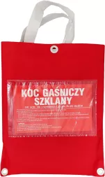 Czerwony koc gaśniczy szklany zapakowany w przezroczystą folię z instrukcją, umieszczony w czerwonej torbie z uchwytem.