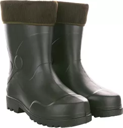 Na obrazie widoczne są krótkie, gumowe buty ocieplane, typu kalosze. Są w kolorze ciemnozielonym z brązowym, dzianinowym ściągaczem na górze.