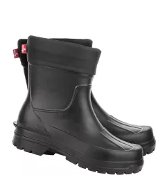 Czarne buty zawodowe wykonane z EVA, model za kostkę z grubą podeszwą i wzmocnieniem na pięcie. Posiadają pętelkę z tyłu ułatwiającą zakładanie.
