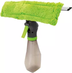Myjka ze spryskiwaczem z przezroczystym zbiornikiem na płyn i zielonym elementem do pompowania. Posiada przypinany, zielony mikrofibrowy mop na górze.