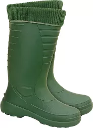 Zielone buty zawodowe ocieplane, model kalosz, wyposażone w gruby, zielony ściągacz na górze cholewki, mające wzmocnienie na pięcie i nosku.
