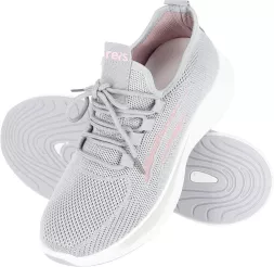 Damskie lekkie buty sportowe CORA w jasnoszarym kolorze, wykonane z przewiewnej siateczki, z białą podeszwą i różowymi detalami. Model sznurowany, idealny do codziennego użytku.