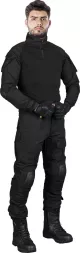 Czarne ubranie taktyczne Tactical Guard PROTECT, składające się z bluzy i spodni do pasa, wykonane z wytrzymałego materiału z dodatkowymi wzmocnieniami na łokciach i kolanach.