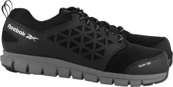 Czarne półbuty bezpieczne Reebok, model IB1031S1P EXCEL LIGHT. Posiadają wzór w formie przekątnych linii i siateczkową strukturę, podeszwa z grubym bieżnikiem, logo na boku.