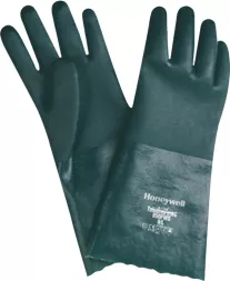 Zielone rękawice ochronne PVC z długimi mankietami. Na rękawicach widnieje logo producenta oraz oznaczenia CE.