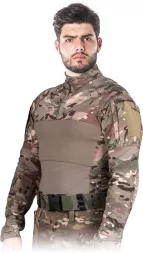 Męska koszulka longsleeve Tactical Guard OSPREY w kamuflażu moro, z elastycznego materiału, z wysokim kołnierzem i kieszeniami na rękawach. Zaprojektowana do użytku taktycznego.