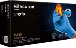 Opakowanie czarnych rękawic nitrylowych Mercator gogrip PRO, ochronne, bezpudrowe, zawiera 24 sztuki, zdolność chwytania przedstawiona poprzez trzymanie płonącego przedmiotu.