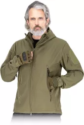 Męska kurtka taktyczna softshell z membraną w kolorze khaki, model Tactical Guard MOSS. Posiada kaptur, zamek błyskawiczny oraz kieszenie boczne. Na rękawach znajdują się panele na rzepy.