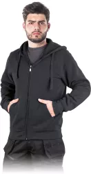 Czarna, męska bluza z kapturem, zapinana na zamek, z kieszeniami typu kangurek, wykonana z dresowego materiału. Model SMOKER.