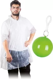 Peleryna przeciwdeszczowa typu poncho, transparentna, zapakowana w zielony brelok w kształcie kuli RAINBALL, łatwa do przenoszenia i użycia.