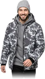 Męska zimowa kurtka BISMARCK w moro urban, pikowana, ocieplana, powlekana PU, z kapturem, zapinana na zamek. Model o kroju casual, z elastycznymi mankietami i kieszeniami bocznymi.
