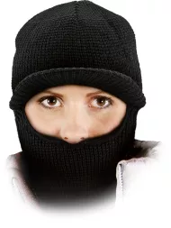 Czarna czapka kominiarka z daszkiem, wykonana z dzianiny, z jednym otworem na twarz.