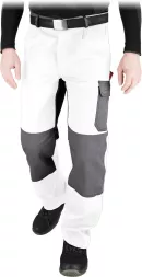 Białe spodnie robocze BOMULL do pasa, wykonane w 100% z bawełny. Posiadają szare wzmocnienia na kolanach i kieszeń na udzie. Model przeznaczony do pracy ochronnej.
