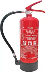 Czerwona gaśnica proszkowa o pojemności 4 kg, z etykietą instrukcji obsługi i klasyfikacji ognia. Wyposażona w czarny wąż z dyszą oraz metalowy zawór.