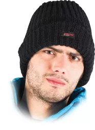 Czarna, gruba, ocieplana czapka zimowa z prążkowanym wzorem i niewielką naszywką.