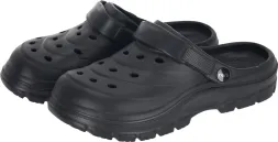 Czarne klapki typu crocs z otworami wentylacyjnymi, z regulowanym paskiem z tyłu. Wykonane z lekkiego materiału, z profilowaną podeszwą.