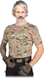 Męska koszulka taktyczna w wzorze moro pustynne, z krótkim rękawem, dopasowany krój, wykonana z lekkiego materiału. Model Tactical Guard TARNUNG, idealna do zastosowań wojskowych i outdoorowych.