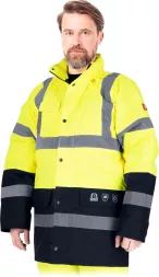 Kurtka odblaskowa parka BLUE-BOMB w kolorze żółtym z czarnymi wzmocnieniami na dole i rękawach, z elementami odblaskowymi na tułowiu, ramionach i rękawach. Model męski, ocieplana, chroni przed zimnem i zapewnia widoczność.