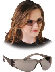 Przeciwodpryskowe okulary ochronne Checklite z ciemnymi, lekko przyciemnianymi szkłami i czarnymi zausznikami. Design jest nowoczesny, ergonomiczny, oprawki są lekkie i stylowe, co zapewnia komfort noszenia.