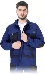 Bluza ochronna męska w kolorze granatowym, zapinana na zamek, posiada liczne kieszenie, w tym dwie napoleońskie i boczne kieszenie na wysokości pasa. Na ramionach znajdują się pasy wzmacniające strukturę.