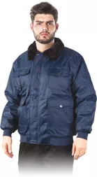 Męska zimowa kurtka bomber granatowa, powlekana PCV, ocieplana, z kołnierzem z imitacji futra i kieszeniami z przodu. Model ochronny, zapinany na zatrzaski.