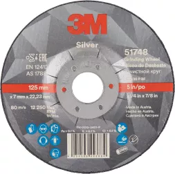 Tarcza szlifierska marki 3M, model Silver 51748. Średnica 125 mm, grubość 7 mm, otwór 22,23 mm. Prędkość maksymalna 12,250 RPM, ziarnistość 80. Wyprodukowana w Austrii.