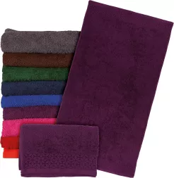 Ręcznik frotte z bawełny 100%, gruby, w kolorze fioletowym. Zdobiony delikatnym wzorem na brzegach, miękki i chłonny, w rozmiarze 50x90 cm.