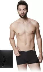 Elastyczne czarne męskie bokserki BOXER, model o dopasowanym kroju, wykonane z gładkiego materiału. Wyposażone w czarną gumę z napisem 