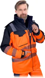 Kurtka ochronna ocieplana z fluorescencyjnej tkaniny w kolorze pomarańczowym i czarnym. Posiada liczne kieszenie, odblaskowe pasy oraz odpinany kaptur.