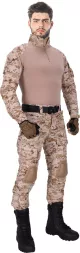 Ubranie taktyczne Tactical Guard PROTECT w kolorze desert moro, składa się z bluzy z długim rękawem i spodni do pasa. Bluza ma jednolity kolor na torsie, rękawy i spodnie mają wzór moro.