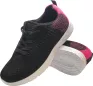 Damskie lekkie buty sportowe VELMA w czarno-różowej kolorystyce, z przewiewną cholewką i białą podeszwą. Idealne do codziennego użytku i aktywności sportowych.